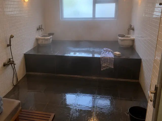 Beyaz mozaikli, kurnalı hamam bölümü — Çapa, Masaj Salonun